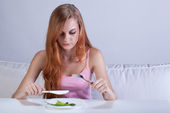 Ansiedade e alimentação: os alimentos que podem piorar e os que podem ajudar nos sintomas ansiosos