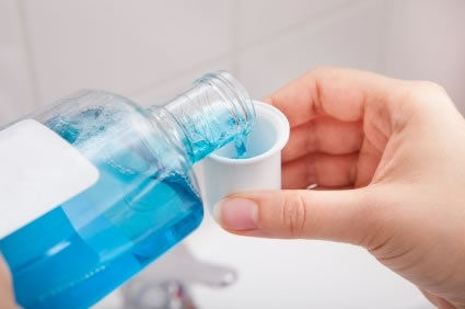 Enxaguat&oacute;rios bucais: sem exageros tudo bem, mas eles tamb&eacute;m podem fazer mal &agrave; sa&uacute;de!