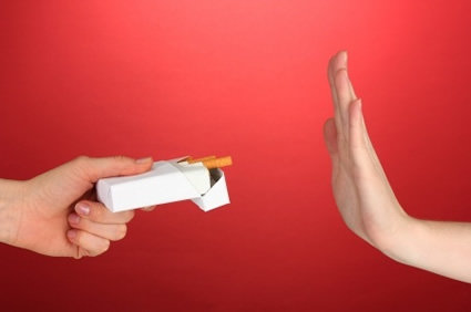 6 prejuízos do cigarro para o organismo - e o que muda quando você para de fumar